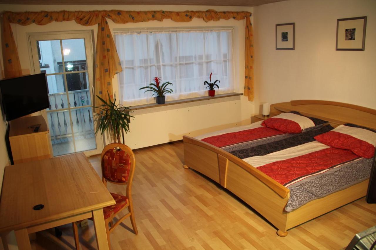 Ferienwohnung Mit 4 Schlafzimmer Fuer 2 Bis 9 Gaeste----Apartment With 4 Bedrooms For 2 To 9 Guests Нюрнберг Екстер'єр фото