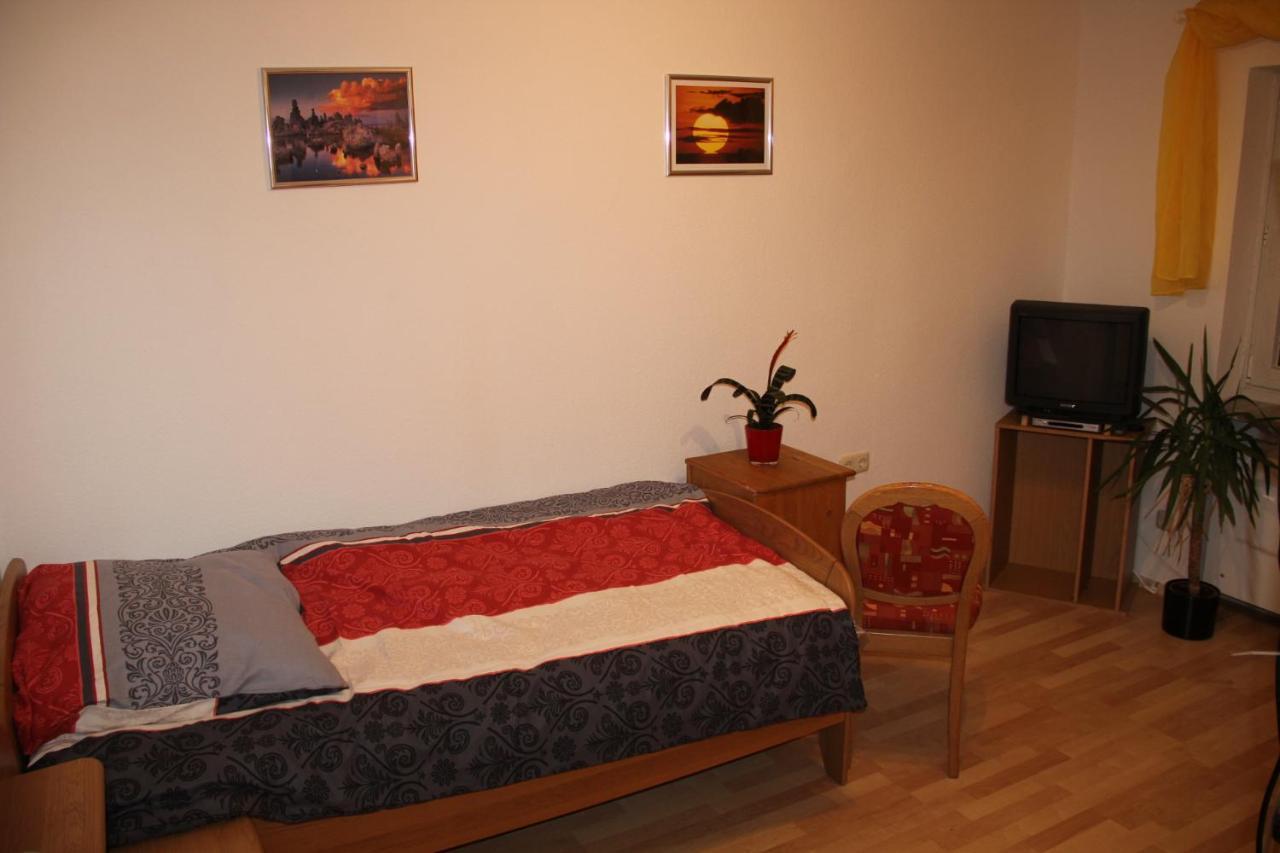 Ferienwohnung Mit 4 Schlafzimmer Fuer 2 Bis 9 Gaeste----Apartment With 4 Bedrooms For 2 To 9 Guests Нюрнберг Екстер'єр фото